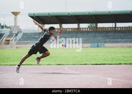 atleta in piedi su una pista da corsa per tutte le condizioni atmosferiche Foto Stock