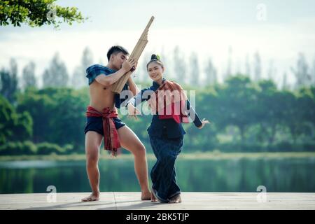 Thailandia ballare donne e uomo in costume di stile nazionale: danza thailandia Foto Stock