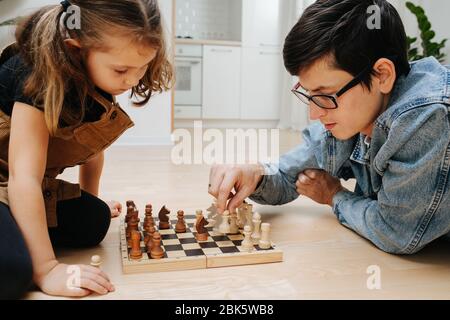 Gioco competitivo di scacchi tra padre e figlia su una quarantena Foto Stock