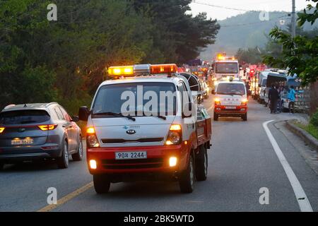 1 maggio 2020, Gosung, GANGWON, COREA DEL SUD: 1 maggio 2020-Gosung, Corea del Sud-A veicoli vigili del fuoco andare una testa a sito di foresta bruning un'operazione per estinguere un incendio di foresta a Goseong, circa 160 chilometri a nord-est di Seoul, il 1 maggio 2020. Il fuoco scoppiò un giorno prima. Venerdì scorso è scoppiato un incendio vicino a una montagna a Goseong, nella provincia di Gangwon, che ha costretto almeno decine di persone ad evacuare e le autorità locali a chiedere aiuto alle città vicine. Credit: ZUMA Press, Inc./Alamy Live News Foto Stock