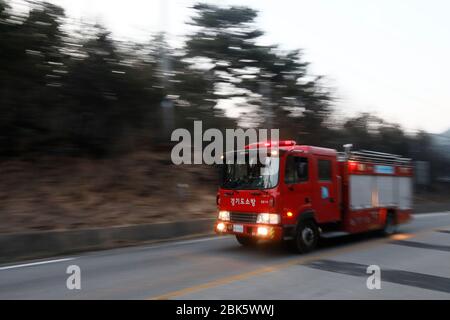 1 maggio 2020, Gosung, GANGWON, COREA DEL SUD: 1 maggio 2020-Gosung, Corea del Sud-A veicoli vigili del fuoco andare una testa a sito di foresta bruning un'operazione per estinguere un incendio di foresta a Goseong, circa 160 chilometri a nord-est di Seoul, il 1 maggio 2020. Il fuoco scoppiò un giorno prima. Venerdì scorso è scoppiato un incendio vicino a una montagna a Goseong, nella provincia di Gangwon, che ha costretto almeno decine di persone ad evacuare e le autorità locali a chiedere aiuto alle città vicine. Credit: ZUMA Press, Inc./Alamy Live News Foto Stock