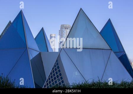 Piramidi di vetro contro la Torre Azrieli a Tel Aviv, Israele Foto Stock