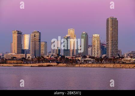 Skyline di Tel Aviv al crepuscolo visto dal porto di Jaffa, Israele Foto Stock