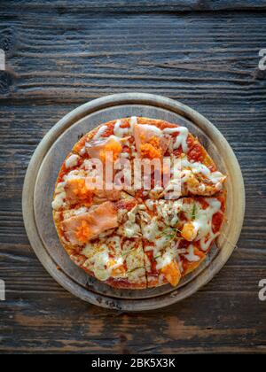 'Salmone con spolverata di Roe di gamberi' Pizza crosta per bambini. Foto Stock