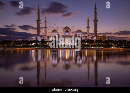 La Grande Moschea di Sheikh Zayed al crepuscolo ad Abu Dhabi, Emirati Arabi Uniti Foto Stock