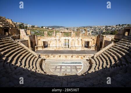 Antico teatro romano al sito archeologico di Jerash, Giordania Foto Stock