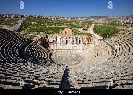 Antico teatro romano al sito archeologico di Jerash, Giordania Foto Stock