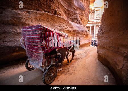 Carrozze trainate da cavalli nel Siq slot Canyon nella città di Petra, Giordania Foto Stock