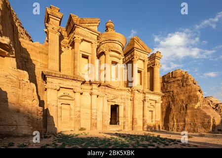 Monastero ad Deir nell'antica città giordana di Petra, Giordania Foto Stock