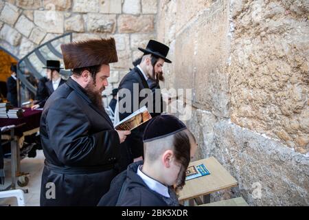 Adoratori ebrei al Muro Occidentale di Gerusalemme in Israele Foto Stock