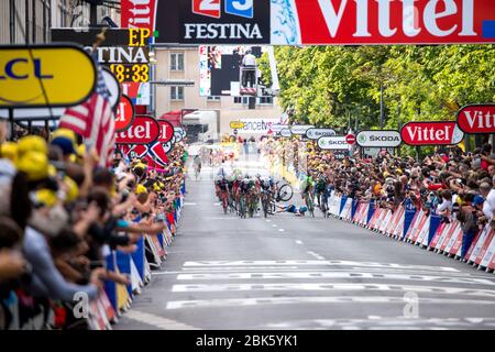 11.07.2014 Nancy, Francia. Matteo Trentin batte Peter Sagan alla linea per vincere la settima tappa del Tour de France Epernay a Nancy. Foto Stock