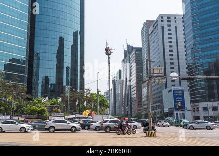 Seoul, Corea del Sud. 1 maggio 2020. Kim Yong-hee ha messo in scena una protesta contro Samsung in cima a una torre di 25 metri di telecamere sul traffico che domina l'incrocio più trafficato per 327 giorni con bandiere. Il 60 anni è sulla torre dal 10 giugno 2019. Credit: SOPA Images Limited/Alamy Live News Foto Stock