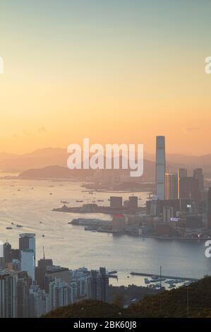 Skyline di Kowloon al tramonto, Hong Kong Foto Stock