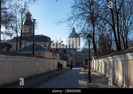 San Pietroburgo, Russia - 11 aprile 2018: Ingresso alla Santissima Trinità Alexander Nevsky Lavra. Sankt-Peterburg, Russia Foto Stock