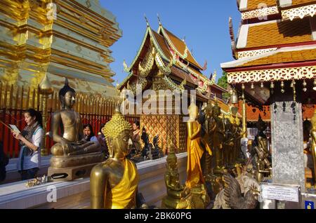 Chiang mai, Thailandia - Luglio 30. 2010: Turisti e pellegrini a Wat Phra che tempio di Doi Suthep . Foto Stock