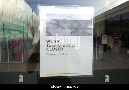 Century City California, USA 1 maggio 2020 una vista generale dell'atmosfera del negozio Nordstrom chiuso segno al Westfield Century City Mall durante Coronavirus Covid-19 pandemic il 1 maggio 2020 a Century City, California, USA. Foto di Barry King/Alamy Stock Foto Foto Stock