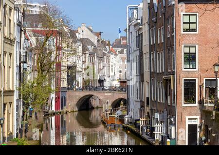 Case accanto al canale di Utrecht Foto Stock