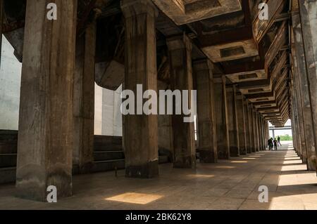 Ponte conservato degli anni '50 per il caricamento di camion a carbone, circondato dall'architettura industriale chic del Long Museum West Bund, Shanghai, Cina. Foto Stock