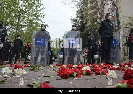 Istanbul, Turchia. 1° maggio 2020. I poliziotti che indossano maschere facciali bloccano una strada a Istanbul, Turchia, il 1 maggio 2020. La polizia turca il venerdì ha arrestato almeno 38 persone che intendevano organizzare diverse marce non autorizzate nel centro di Istanbul per celebrare la Giornata internazionale dei lavoratori, i media locali hanno riferito. Credit: Mustafa Kaya/Xinhua/Alamy Live News Foto Stock