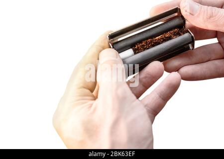 Accessori per fumatori. Macchina per la torsione di sigarette tabacco e carta. Processo di produzione. Foto Stock