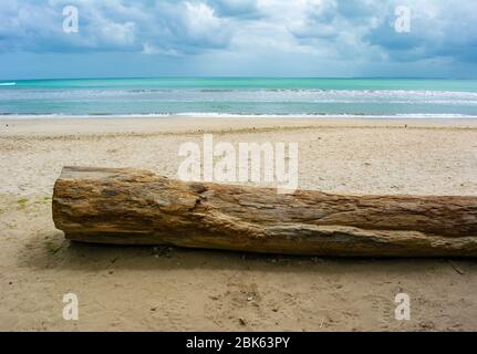 Spiaggia di Kuta vuota o deserta a Badung regency, Bali, Indonesia. Il governo ha esortato le persone a rimanere a casa per ridurre la pandemia del covid-19. Foto Stock