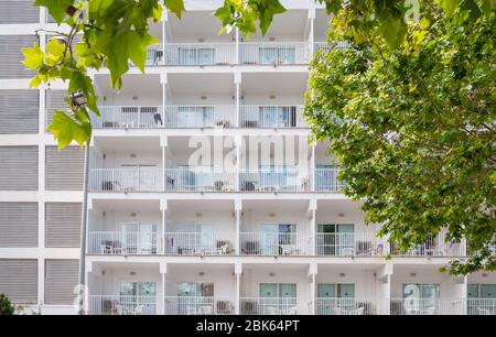 Alcudia, Isole Baleari/Spagna; maggio/19/2018: facciata con balcone di un complesso turistico sull'isola di Maiorca Foto Stock