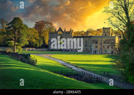 Questa e' la deliziosa Newstead Abbey in Nottinghamshire. Meglio conosciuto come la casa ancestrale di Lord Byron (1808-1814). Byron era un poeta inglese e pol Foto Stock