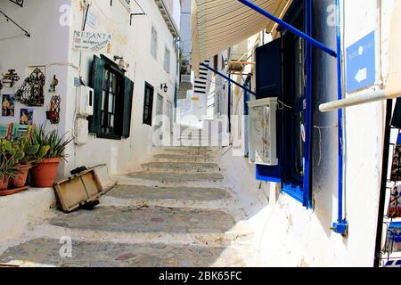 Stretta strada tradizionale bianca-lavata nella città di Idra, isola di Idra, Grecia, settembre 26 2015. Foto Stock