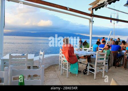 Grecia, isola di Idra, ristorante a Kaminia, settembre 26 2015. Foto Stock