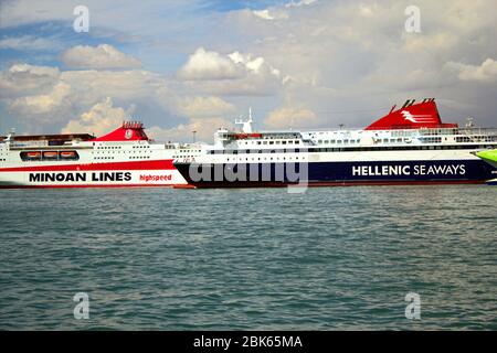 Traghetti nel porto del Pireo in Grecia, settembre 23 2015. Foto Stock