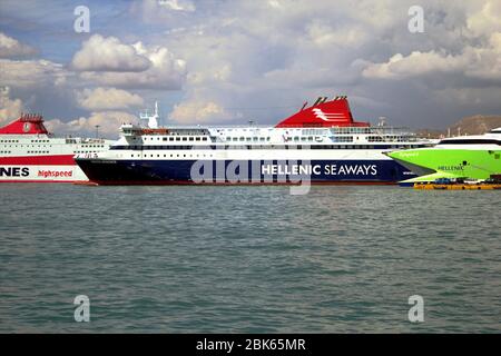 Traghetti nel porto del Pireo in Grecia, settembre 23 2015. Foto Stock