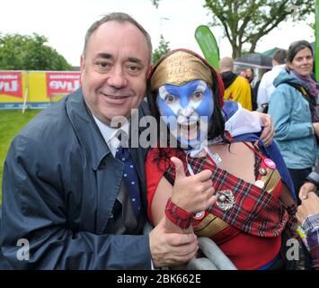 28/06/14. Alex Salmond, primo ministro scozzese, ha ritratto con un sostenitore SNP durante l'evento Bannockburn Live 2014, Bannockburn, Stirling, Scozia. Foto Stock