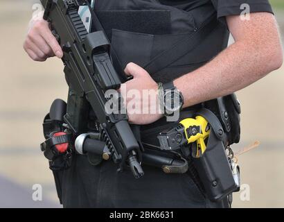 29/07/14. Giochi del Commonwealth di Glasgow 2014. Polizia armata fuori dalla Emirates Arena, Glasgow, Scozia. Foto Stock