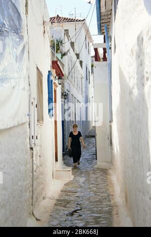 Grecia, isola di Idra, strada stretta nella città vecchia, settembre 26 2015. Foto Stock