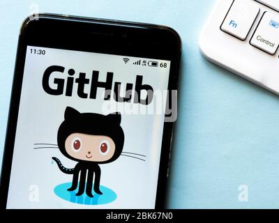 In questa illustrazione, il logo GitHub viene visualizzato sullo smartphone Foto Stock