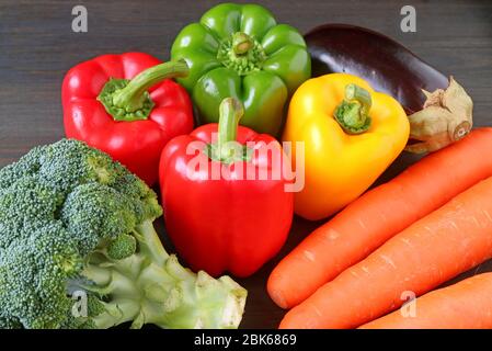 Verdure fresche variopinte su un tavolo di legno Foto Stock