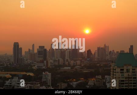 Splendida vista sul luminoso tramonto sulla città Foto Stock