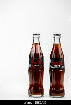 Atlanta GA USA 1 maggio 2020 due bottiglie di vetro Coca-Cola a contorno zero da 330 ml Foto Stock