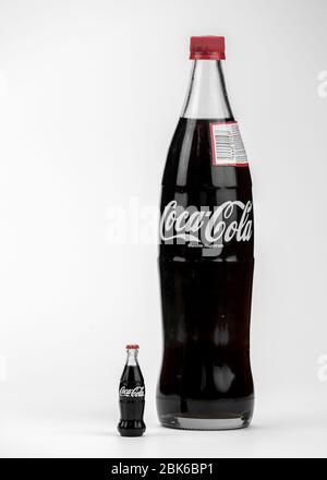 Atlanta GA USA 1 maggio 2020 due bottiglie di vetro Coca-Cola contour volumi vari Foto Stock