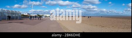 Passeggiata e spiaggia in bassa stagione, Skegness Foto Stock