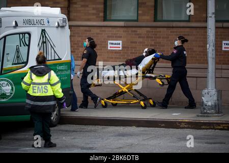 Pechino, aprile 19. 2 maggio 2020. Gli operatori sanitari fanno girare un paziente in una tenda a tre presso il Maimonides Medical Center nel quartiere di Brooklyn di New York, Stati Uniti, 19 aprile 2020. PER ANDARE CON XINHUA TITOLI DEL 2 MAGGIO 2020. Credit: Michael Nagle/Xinhua/Alamy Live News Foto Stock