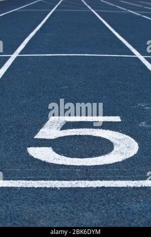 Il numero 5 atletica corsia Foto Stock