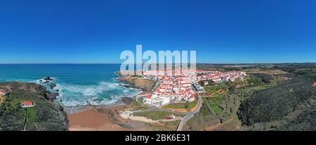 Panorama aereo da Zambujeira do Mar sulla costa occidentale del Portogallo Foto Stock