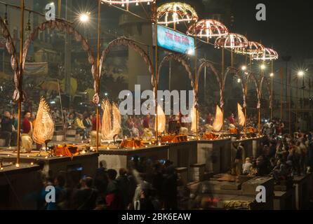 Ganga Aarti significa adorare il fiume Ganges è un evento, che si sta verificando ogni sera sulla sua riva del fiume. Varanasi, India Foto Stock