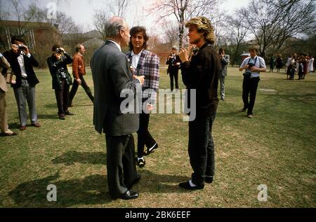 Wham! George Michael e Andrew Ridgeley parlano con l'ambasciatore britannico in Cina nel 1985 Foto Stock