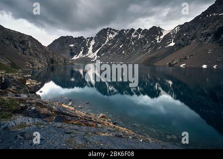 Bellissimo paesaggio del lago Ala-Kul con la riflessione di Tien Shan montagne in Karakol national park, il Kirghizistan Foto Stock