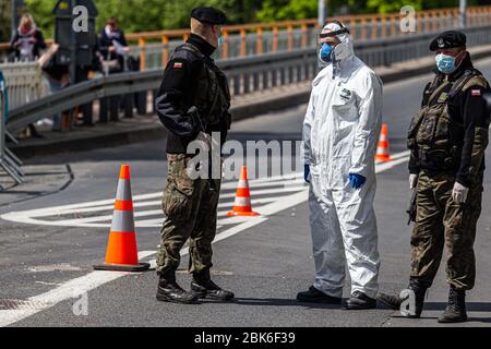 Wroclaw, Polonia. 1° maggio 2020. 1 maggio 2020 Zgorzelec Polonia il confine polacco-tedesco chiuso a Zgorzelec/Goerlitz. Il confine attraversa il fiume Nysa Luzycka, che divide la città a metà. Alcuni residenti della città non possono lavorare a causa della quarantena causata dall'epidemia di CIVID-19. Credit: Krzysztof Kaniewski/ZUMA Wire/Alamy Live News Foto Stock