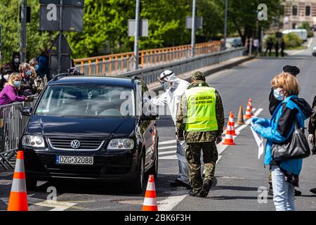 Wroclaw, Polonia. 1° maggio 2020. 1 maggio 2020 Zgorzelec Polonia il confine polacco-tedesco chiuso a Zgorzelec/Goerlitz. Il confine attraversa il fiume Nysa Luzycka, che divide la città a metà. Alcuni residenti della città non possono lavorare a causa della quarantena causata dall'epidemia di CIVID-19. Credit: Krzysztof Kaniewski/ZUMA Wire/Alamy Live News Foto Stock