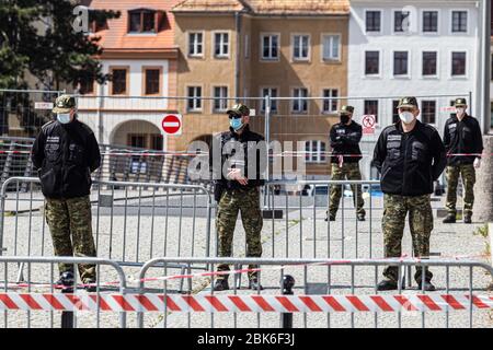 Wroclaw, Polonia. 1° maggio 2020. 1 maggio 2020 Zgorzelec Polonia il confine polacco-tedesco chiuso a Zgorzelec/Goerlitz. Il confine attraversa il fiume Nysa Luzycka, che divide la città a metà. Alcuni residenti della città non possono lavorare a causa della quarantena causata dall'epidemia di CIVID-19. Credit: Krzysztof Kaniewski/ZUMA Wire/Alamy Live News Foto Stock