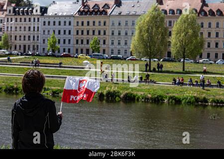 Wroclaw, Polonia. 1° maggio 2020. 1 maggio 2020 Zgorzelec Polonia il confine polacco-tedesco chiuso a Zgorzelec/Goerlitz. Il confine attraversa il fiume Nysa Luzycka, che divide la città a metà. Alcuni residenti della città non possono lavorare a causa della quarantena causata dall'epidemia di CIVID-19. Credit: Krzysztof Kaniewski/ZUMA Wire/Alamy Live News Foto Stock